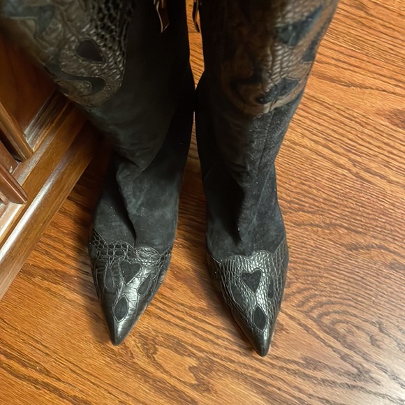 Black suede/crocodile look boots very unique! Size 9 1/2 - Picture 2 of 9